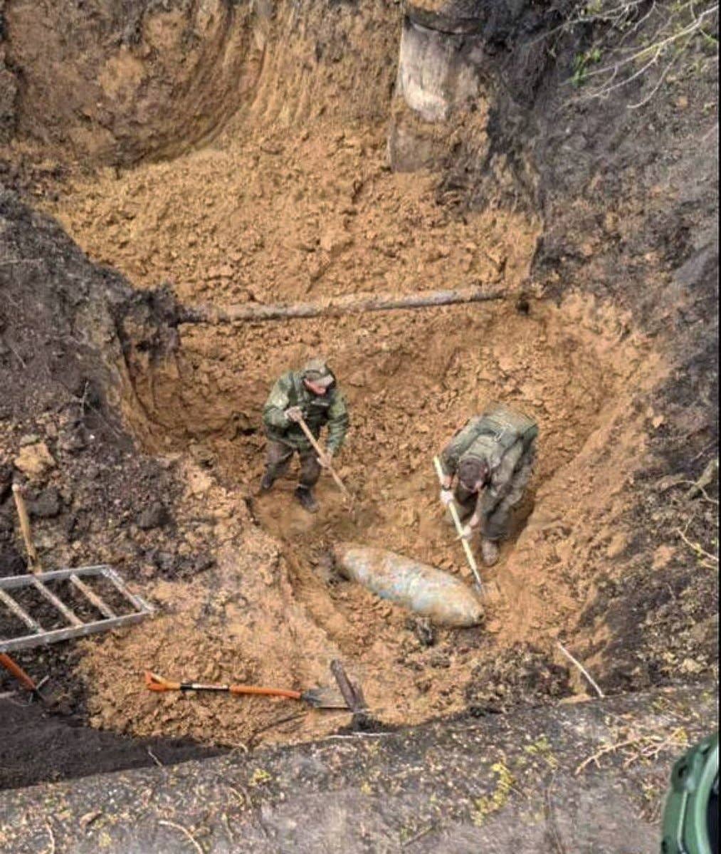 Excavation of an unexploded FAB-500 with UMPK dropped accidentally by a Su-34 over Belgorod on April 20, 2023.