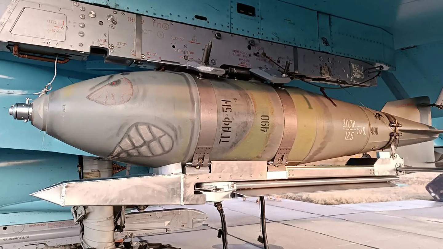The first known photo of the Russian glide bomb kit based on a FAB-500M-62 bomb, carried by a Su-34 and published in January 2023. <em>Fighterbomber Telegram channel</em>
