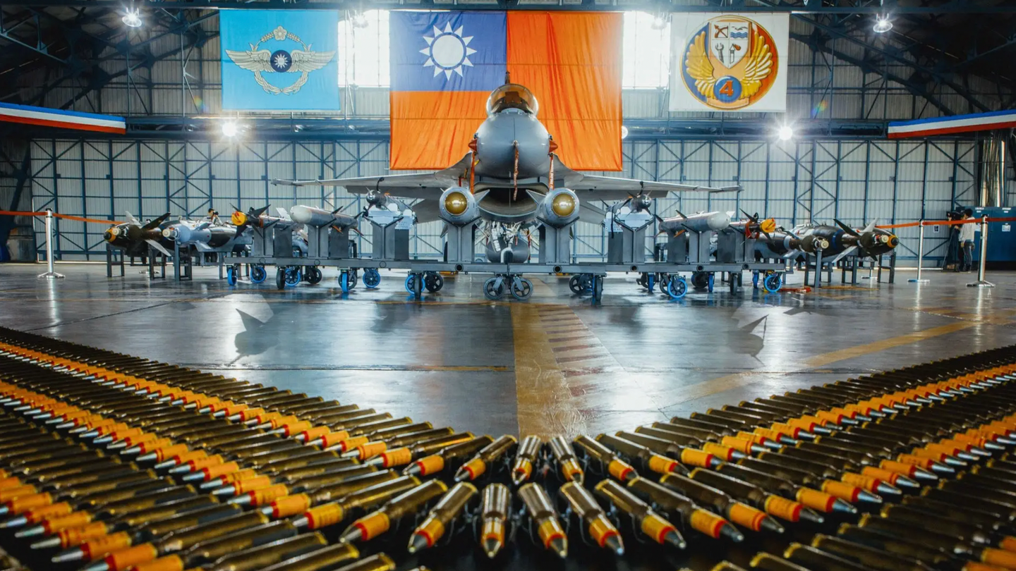 A ROCAF F-16 displayed with some of its weapons options at Chiayi Air Base. <em>YOUTH DAILY NEWS</em>