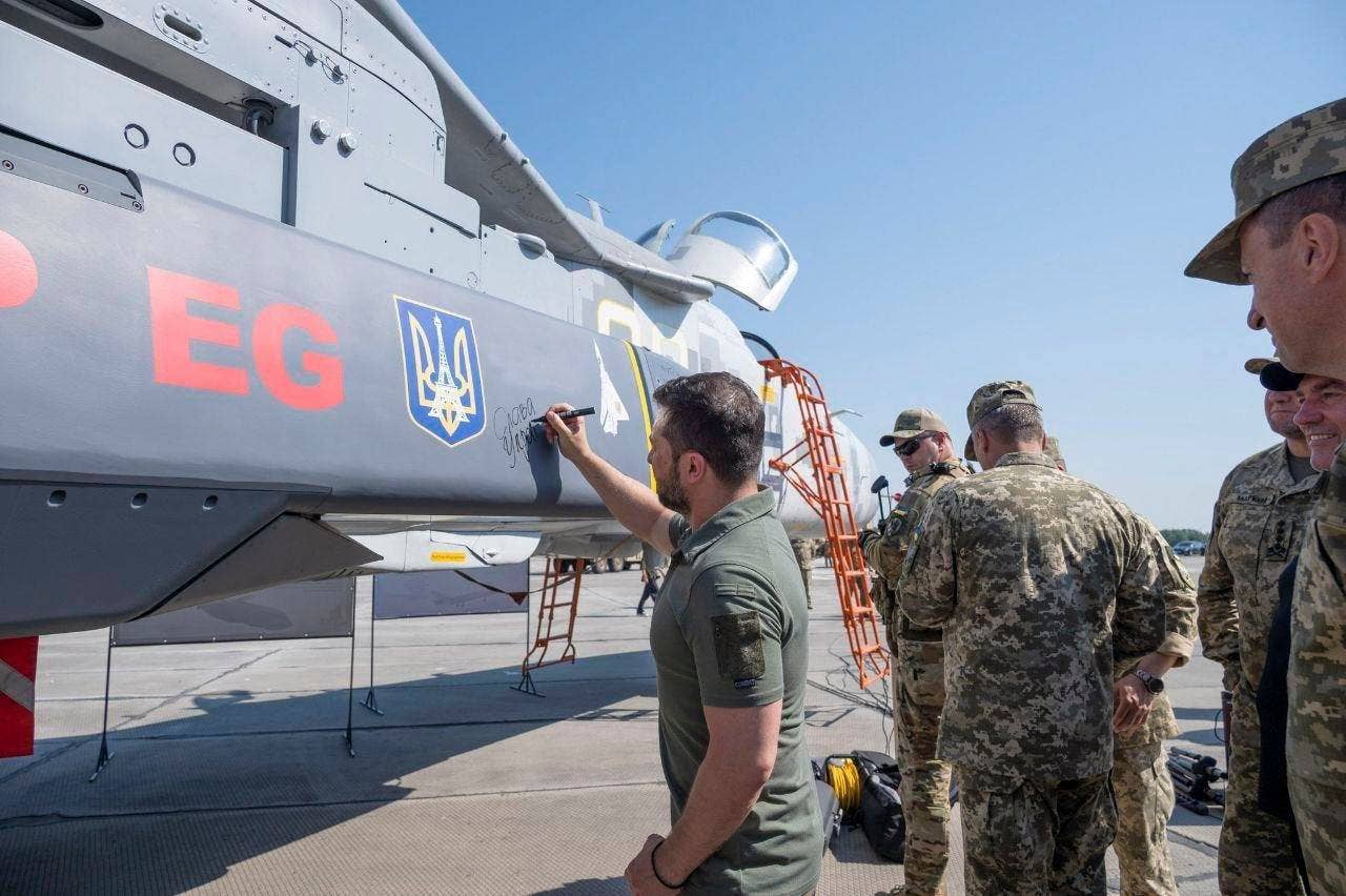 Ukrainian President Volodymyr Zelensky signing a French-donated SCALP-EG cruise missile in August 2023, which indicated that the weapons was operational. (Ukrainian MoD)
