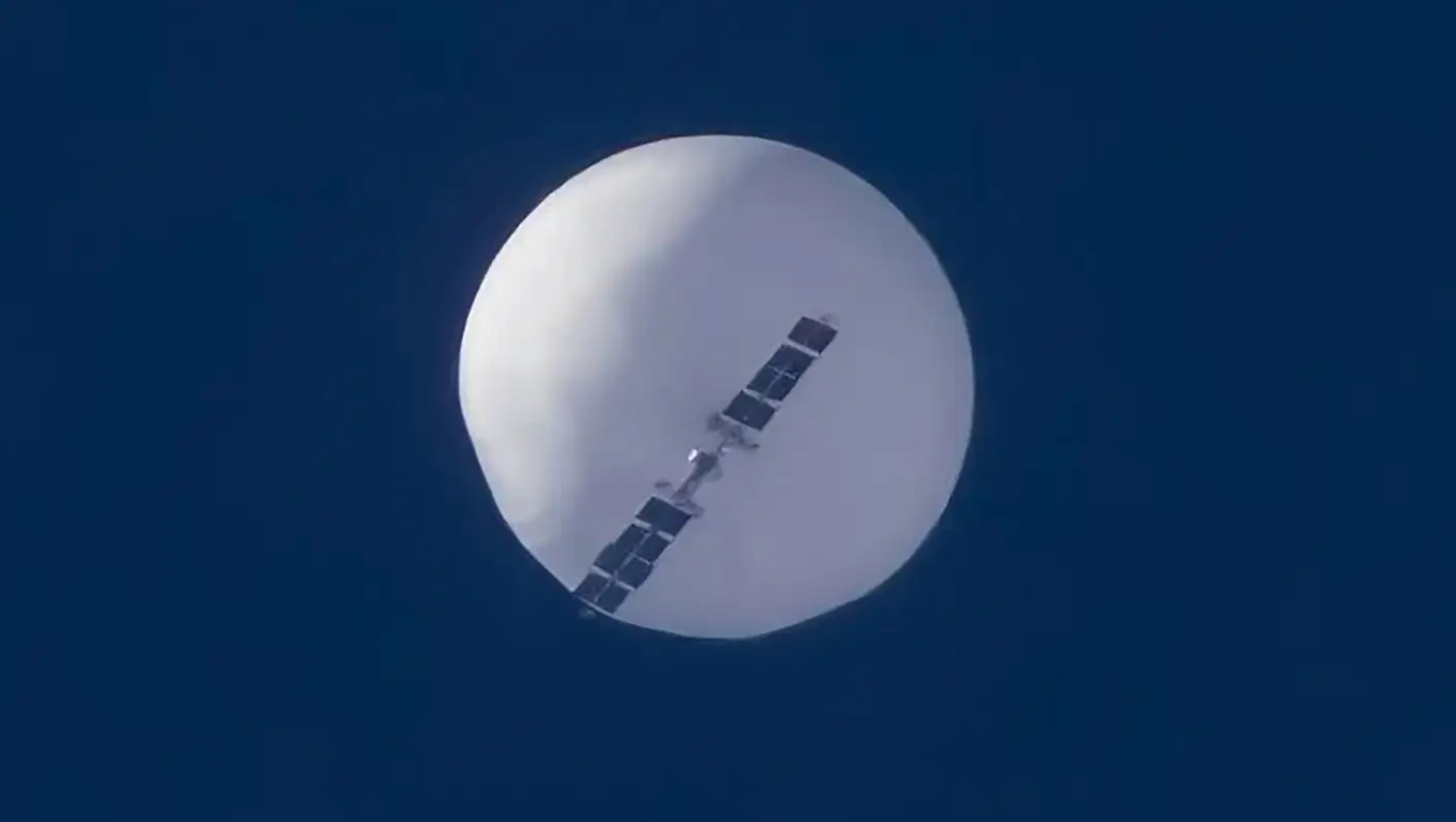 A view of the Chinese surveillance balloon while it was traveling over the United States and the solar-powered payload handing beneath it.&nbsp;<em>Tyler Schlitt Photography / LiveStormChasers.com</em><br>