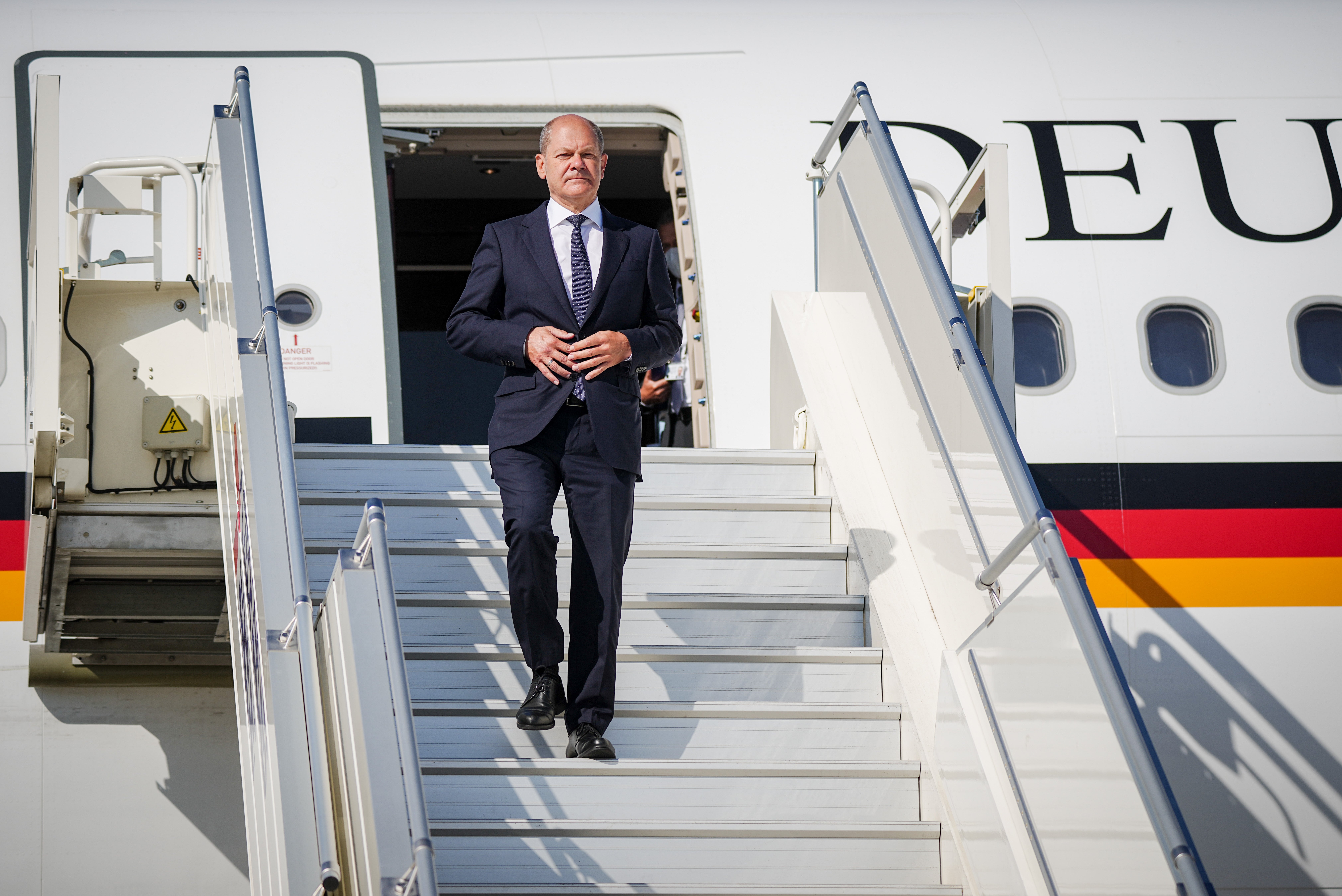 29 August 2022, Czech Republic, Prag: German Chancellor Olaf Scholz (SPD) walks down the gangway of the Air Force Airbus A340 after landing in Prague. Scholz meets the Czech prime minister in Prague. Beforehand, the Chancellor gives a speech at Charles University with an assessment of where he stands on European policy. Photo: Kay Nietfeld/dpa (Photo by Kay Nietfeld/picture alliance via Getty Images)