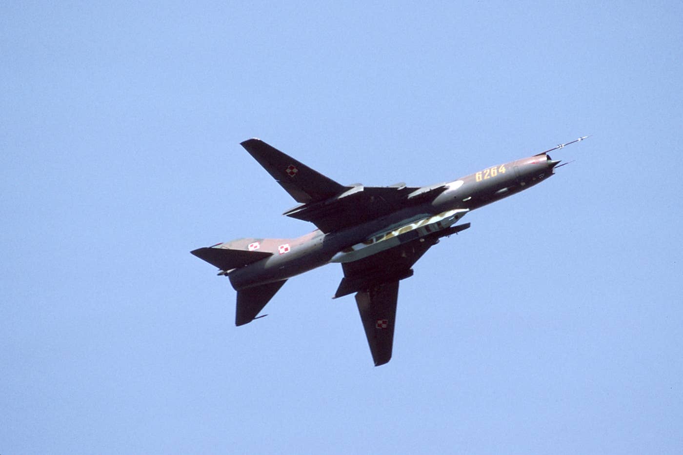 A Polish Su-20 Fitter-C, one of the predecessors of the Su-22M4, photographed in August 1991, with a KKR-series pod under the fuselage. <em>Rob Schleiffert/Wikimedia Commons</em>