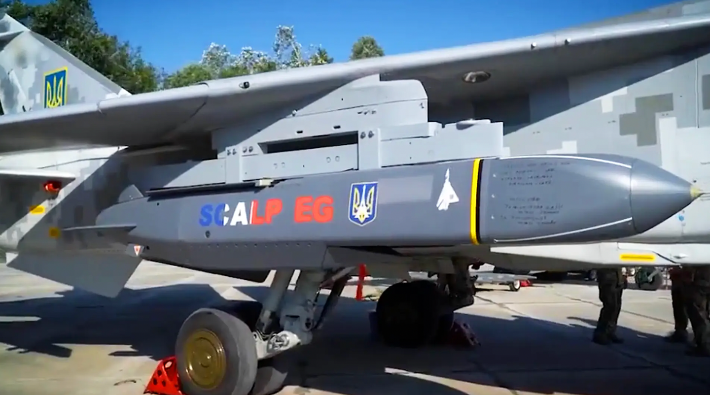 A French-supplied SCALP-EG cruise missile under the wing of a Ukrainian Su-24 jet. <em>Ukrainian Ministry of Defense screencap</em><br>
