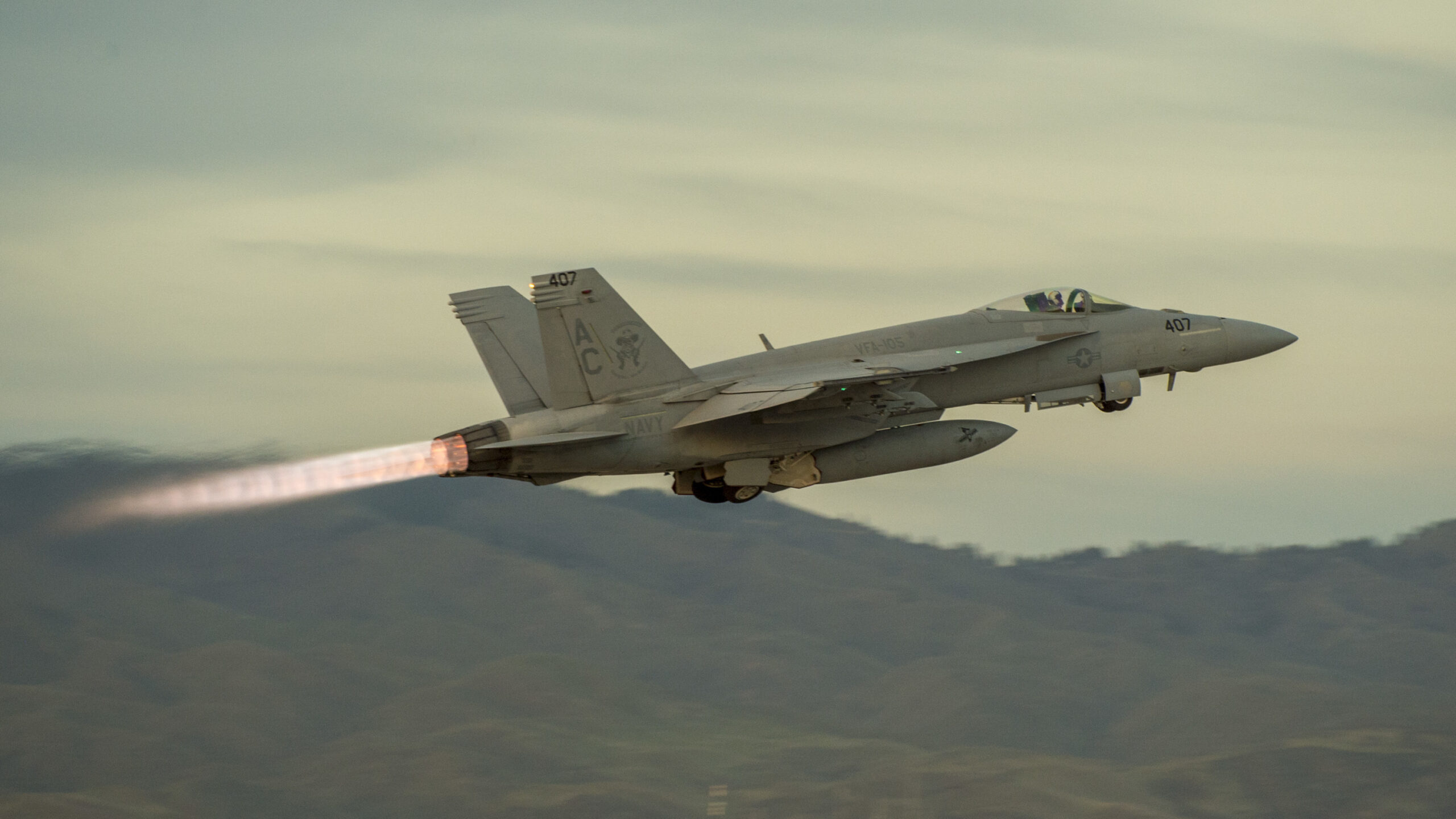 A F/A-18E from the VFA-105 “Gunslingers,” Naval Air Station Oceana, takes off from Gowen Field, Boise, Idaho, April 25, 2019, during a joint training exercise with the Idaho Air National Guard. Several F/A-18F Super Hornets of the VFA-32 “Fighting Swordsmen,” and F/A-18E Super Hornets of the VFA-83 “Rampagers” and VFA-105 “Gunslingers” from Naval Air Station Oceana flew alongside A-10 Thunderbolt IIs from the Idaho Air National Guard’s 190th Fighter Squadron for the joint training. (U.S. Air National Guard photo by Ryan White)