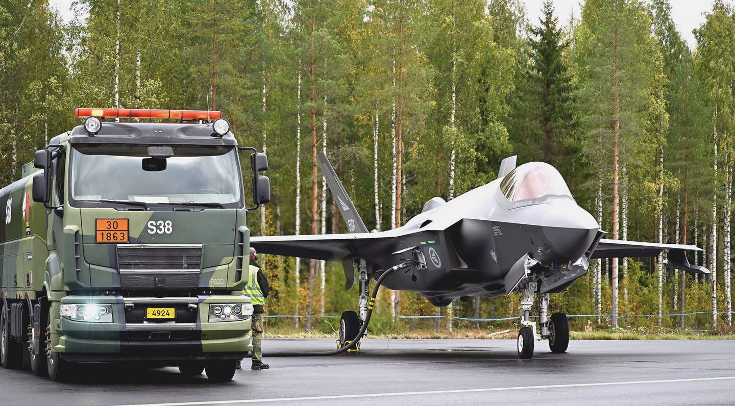 Finnish personnel hotpit refuel a Norwegian F-35A during Baana 23. <em>Finnish Defense Forces</em>