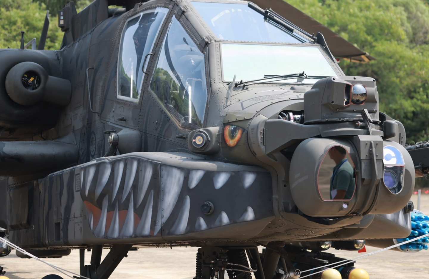 A head-on view of one of at least two specially painted Taiwanese AH-64Es that recently broke cover. <em>Youth Daily News</em>