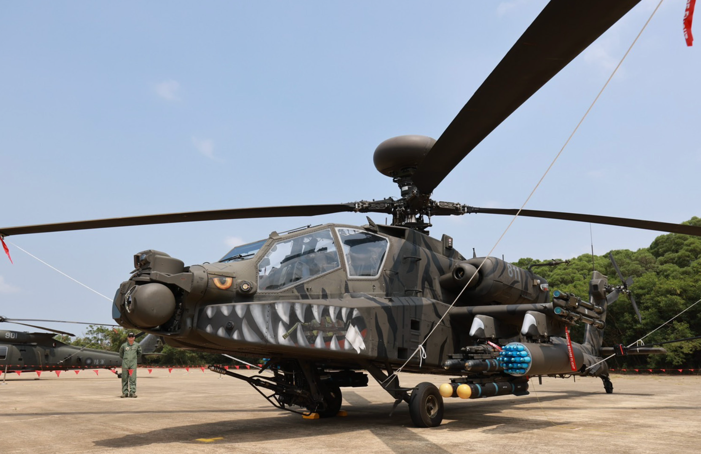 Reflecting its air-to-air role, this AH-64E is seen fitted with inert examples of the Air-to-Air Stinger (ATAS) missile, as well as AGM-114 Hellfires and Hydra rockets. <em>Youth Daily News</em>