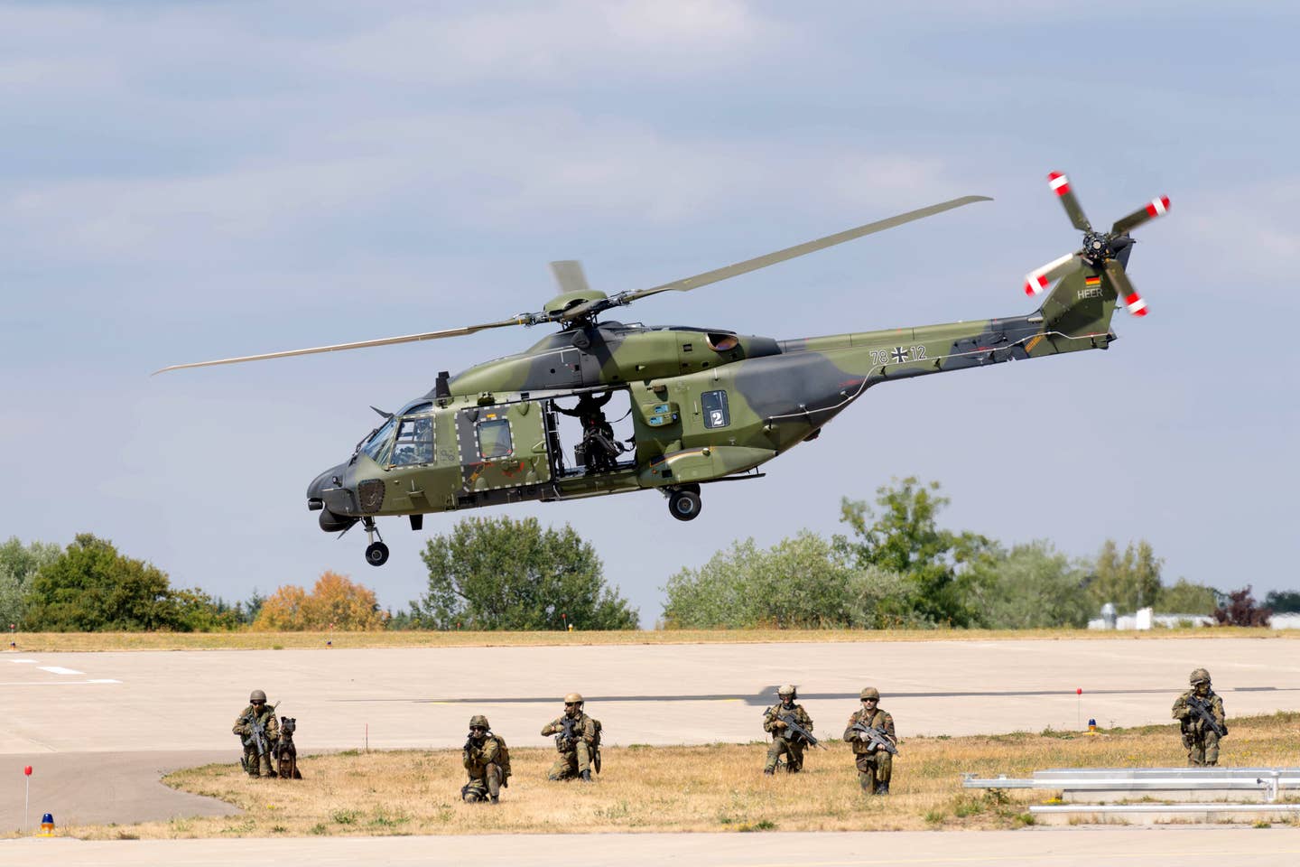 A German Army NH90 from Transporthubschrauberregiment 30 based at Niederstetten takes part in a dynamic demonstration for the German Ministry of Defense in 2018. <em>Bundeswehr/Martin Stollberg</em>
