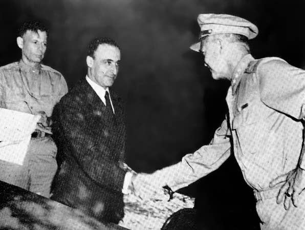 Italian Gen. Giuseppe Castellano (left) shakes hands with U.S. Gen. Dwight D. Eisenhower after the signing of the armistice between Italy and Allied armed forces in Cassibile on September 8, 1943. Maj. Gen. Walter Bedell Smith looks on. <em>Stampa d’epoca/Wikimedia Commons</em>
