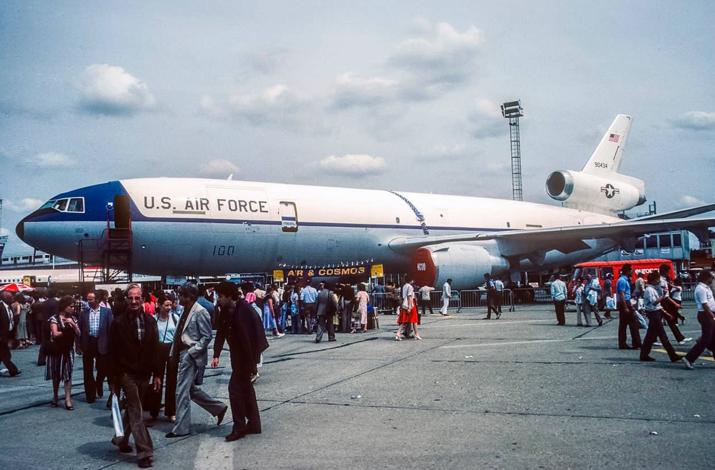 A KC-10A seen at the Paris Air Show in 1981, wearing its original airliner-style livery.&nbsp;<em>Acroterion/Wikicommons</em>