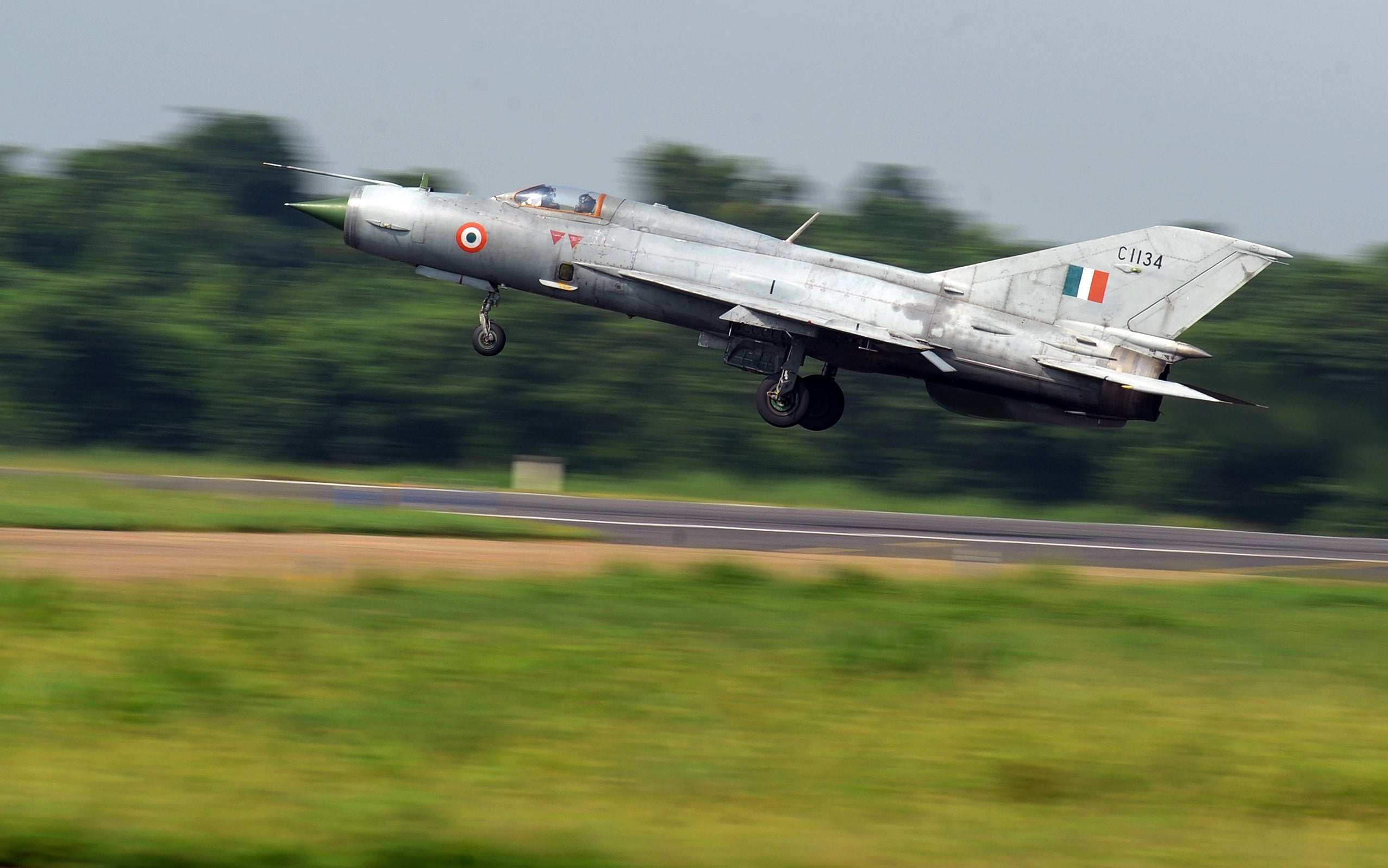 An Indian Air Force (IAF) MIG-21 takes off during a drill for Air Force Day celebrations in Kalikunda IAF airbase around 170 km west of Kolkata on September 29, 2011.  Indian Air Force Day is celebrated on October 8 each year. AFP PHOTO/ Dibyangshu SARKAR (Photo credit should read DIBYANGSHU SARKAR/AFP via Getty Images)