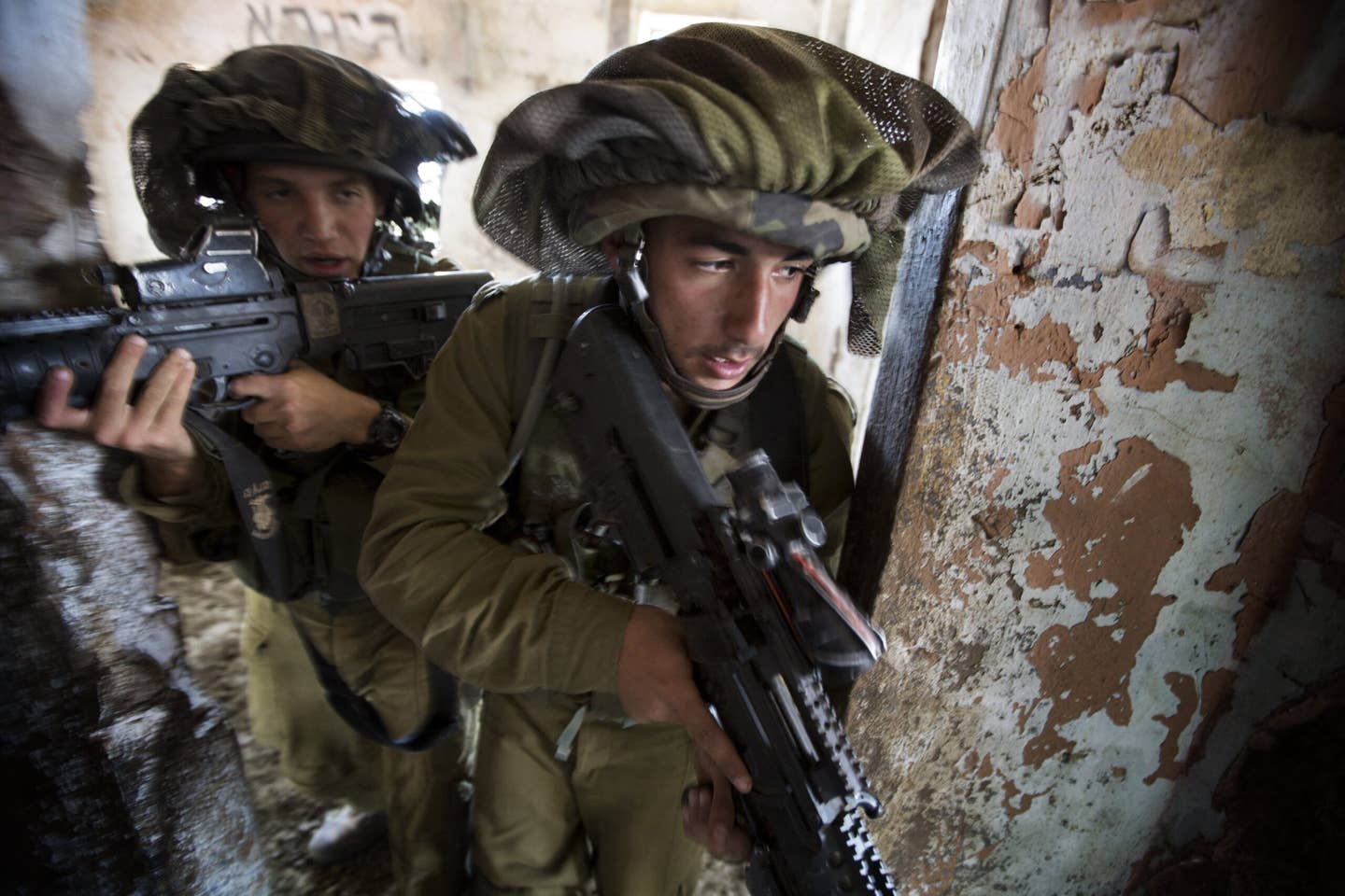 Israeli infantry soldiers of the Golani brigade take part in exercises during their deployment in the Israeli-annexed Golan Heights, near the border with Syria, on May 6, 2013. AFP PHOTO/MENAHEM KAHANA (Photo by MENAHEM KAHANA / AFP) (Photo by MENAHEM KAHANA/AFP via Getty Images)