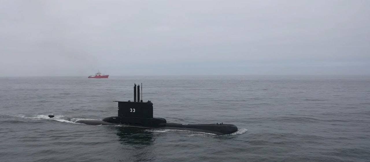 BAP <em>Carrasco</em> and the submarine BAP <em>Pisagua</em> conducting a mock search-and-rescue exercise as part of SIFOREX 2023. <em>Peruvian Navy </em>