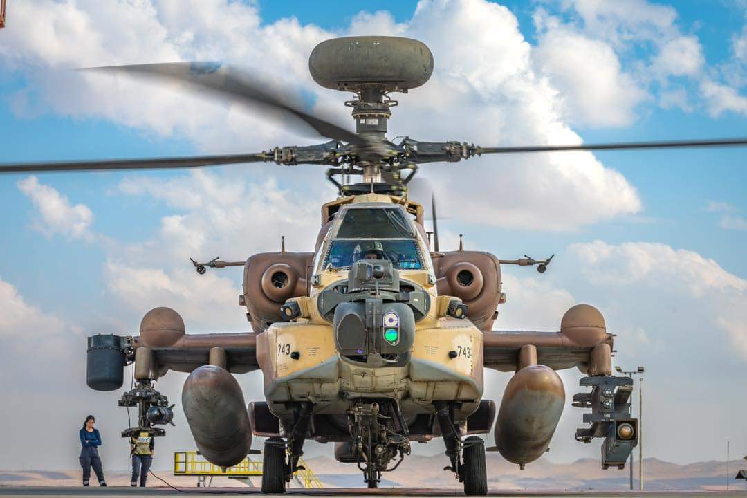 This AH-64D carries a single Spike missile on its right-hand outboard hardpoint. The line-of-sight antenna for the Spike is mounted on the left-hand side. <em>IAF</em>