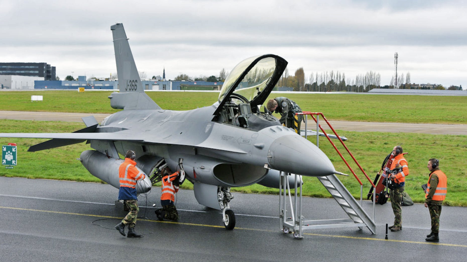 Five Dutch F-16s are on their way to Romania. Romanian and Ukrainian pilots are being trained there.