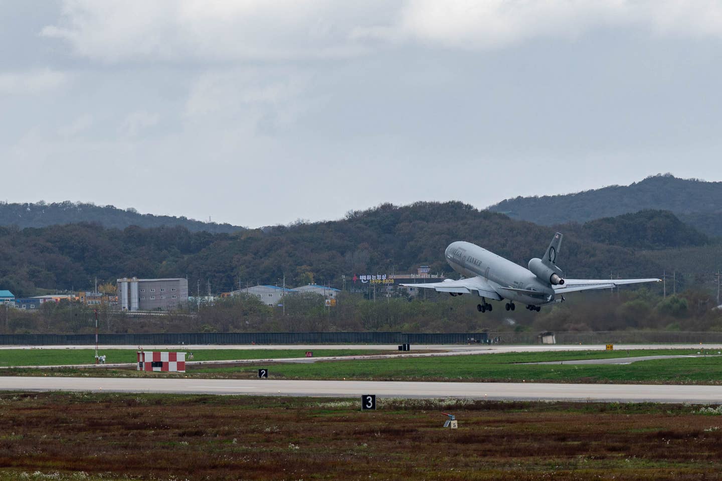 KDC‐10 during takeoff. <em>U.S. Air Force</em>