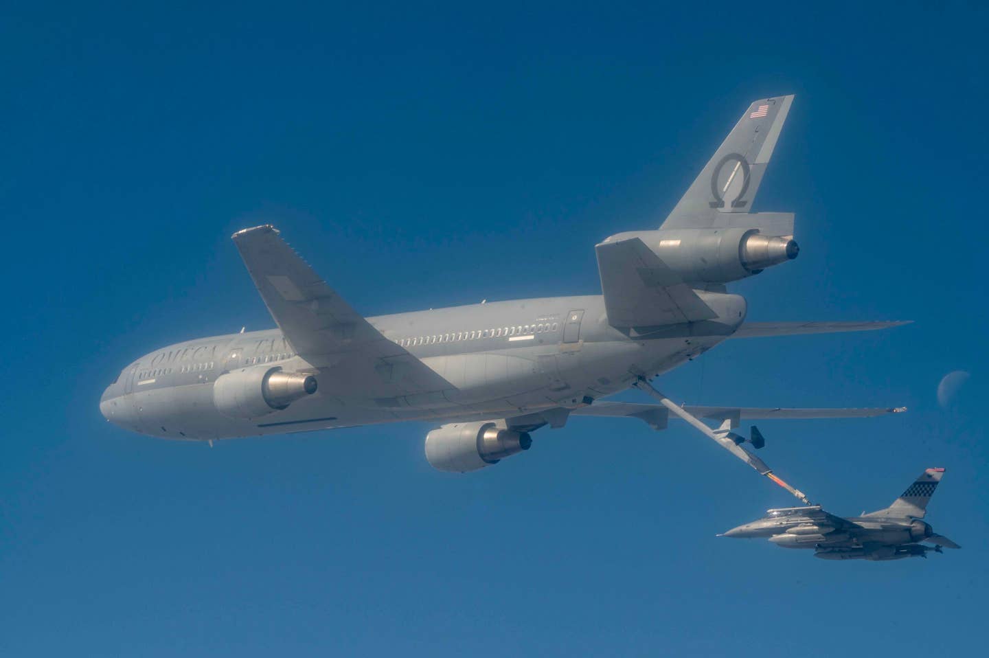 A commercial KDC‐10 tanker aircraft refuels a U.S. Air Force F‐16 Fighting Falcon from the 51st Fighter Wing, enroute to Paya Lebar Air Base, Singapore, November 6, 2023.<em>&nbsp;U.S. Air Force</em>