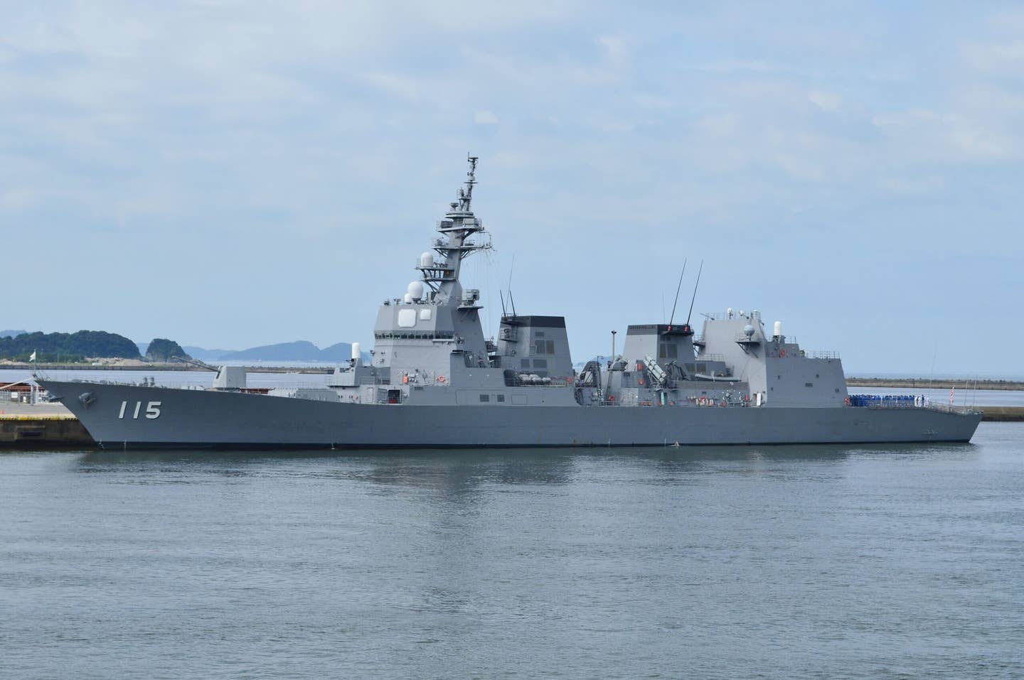 <em>Akizuki</em>-class destroyer DD-115&nbsp;<em>Akizuki</em>. <em>Saigen Jiro via Wikimedia Commons,</em> CC0 1.0&nbsp;