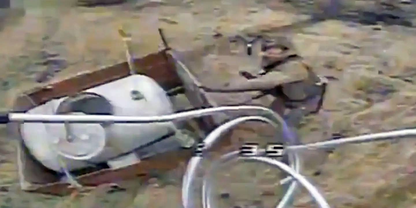 A Ukrainian FPV drone chased a Russian soldier around a cart before exploding on him.