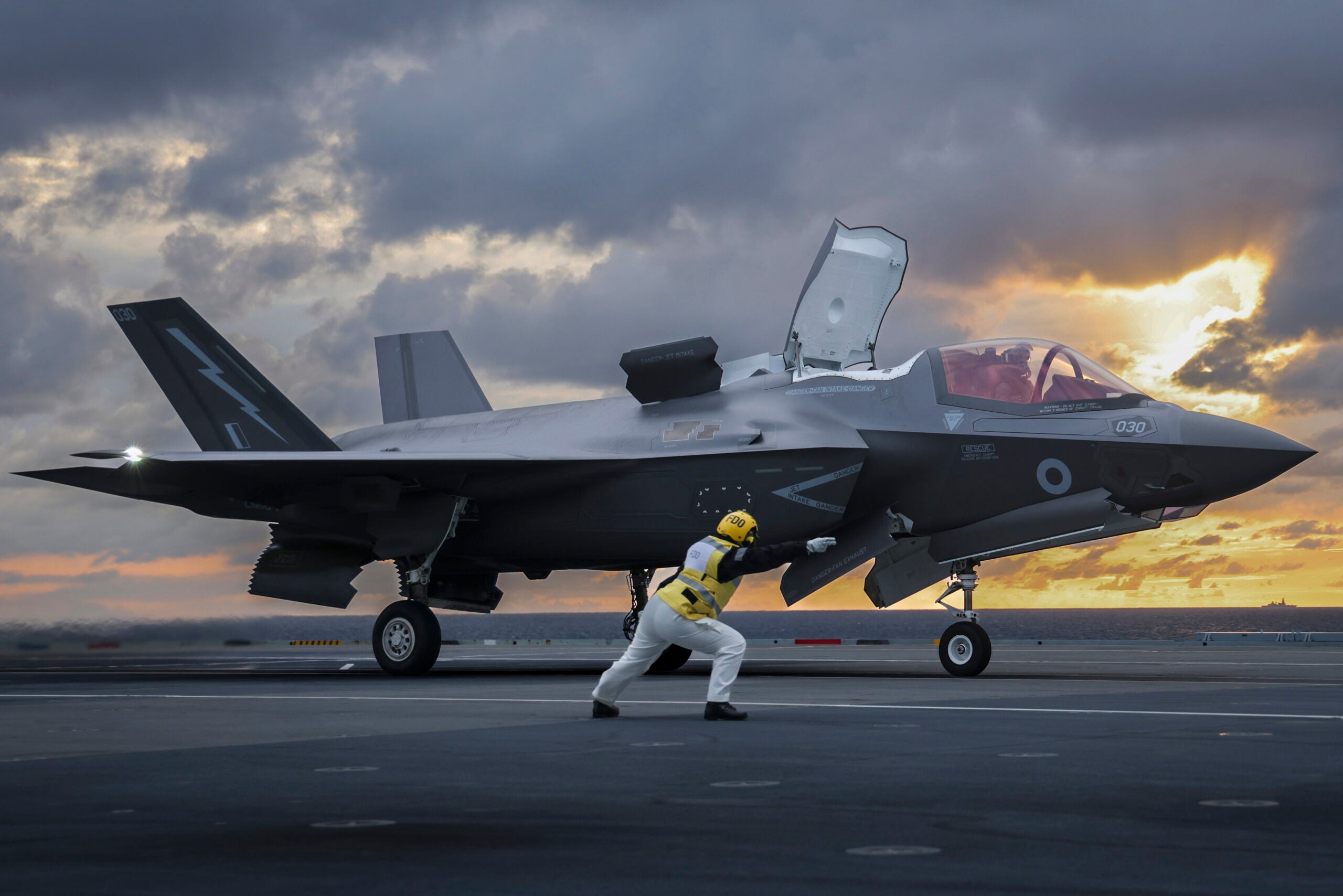 Pictured: A F-35Bs conducting carrier qualifications on HMS Queen Elizabeth.

On 11th September HMS Queen Elizabeth embarked eight F-35B Lightning jets from 617 Squadron ("The Dambusters"), based at RAF Marham. The jets will conduct Carrier Qualifications (CQs) before continuing Carrier Strike Group operations.

HMS Queen Elizabeth will work with NATO and Joint Expeditionary Force (JEF) nations  ten like-minded countries comprising Norway, Denmark, Finland, Estonia, Iceland, Latvia, Lithuania, the Netherlands, and Sweden, dedicated to stability and security in the Baltic region.






 *** Local Caption *** 617 SQUADRON LIGHTNIG JETS EMBARK ON AIRCRAFT CARRIER

On 11th September HMS Queen Elizabeth embarked eight F-35B Lightning jets from RAF Marham. The jets will conduct Carrier Qualifications (CQs) before continuing Carrier Strike Group operations.
HMS Queen Elizabeth will work with NATO and Joint Expeditionary Force (JEF) nations  ten like-minded countries comprising Norway, Denmark, Finland, Estonia, Iceland, Latvia, Lithuania, the Netherlands and Sweden, dedicated to stability and security in the Baltic region.
