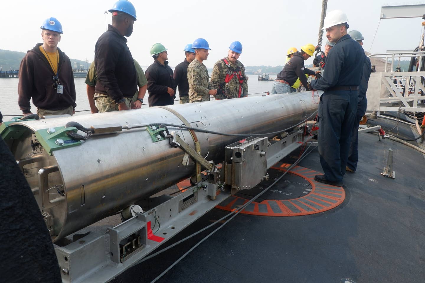 A view of the canister containing the Yellow Moray UUV being loaded onboard the USS <em>Delaware</em>. <em>USN</em>