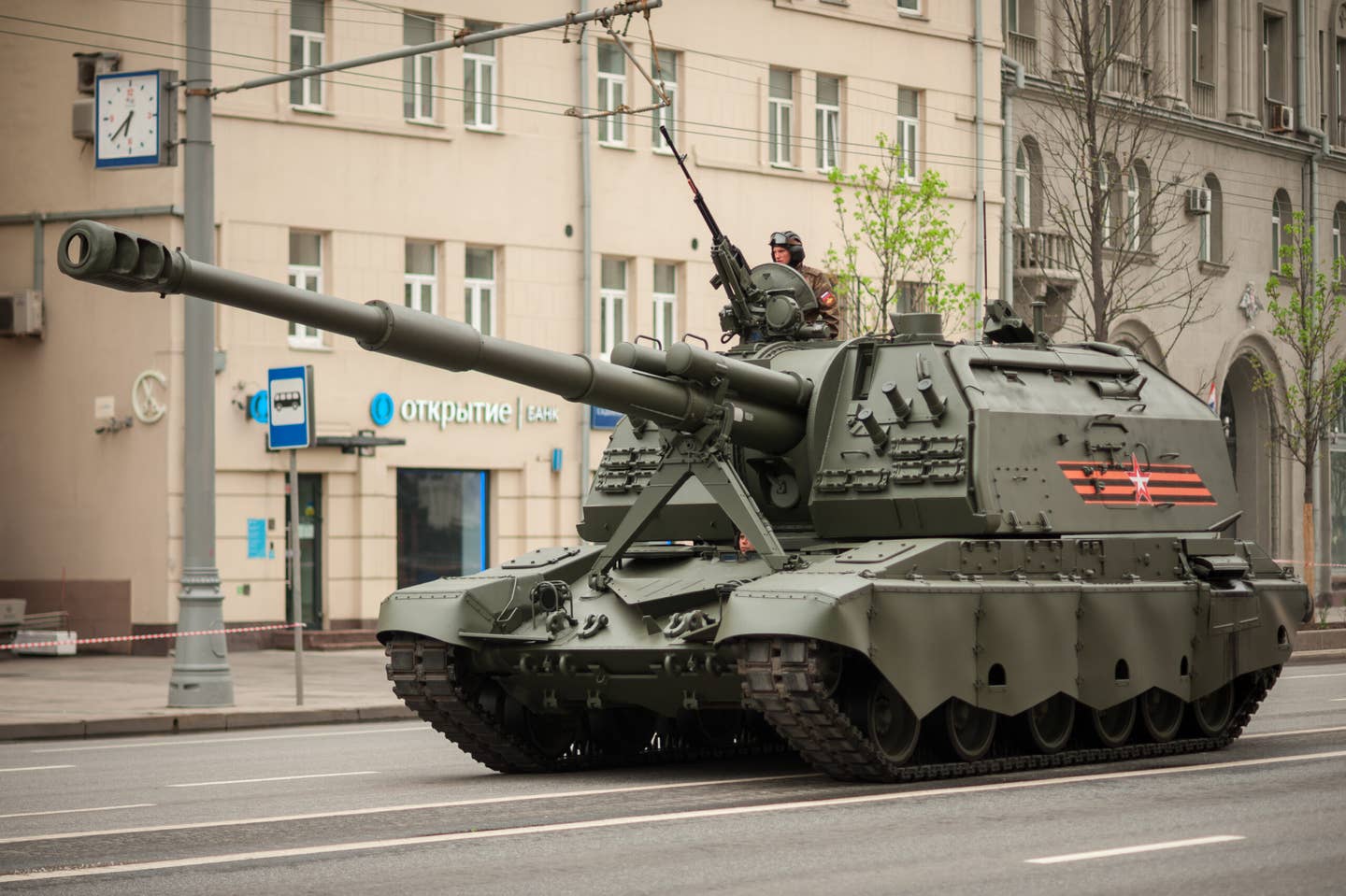 A 2S19 Msta-S during a rehearsal for the Moscow Victory Day Parade in 2018. <em>Dmitriy Fomin/Wikimedia Commons</em>