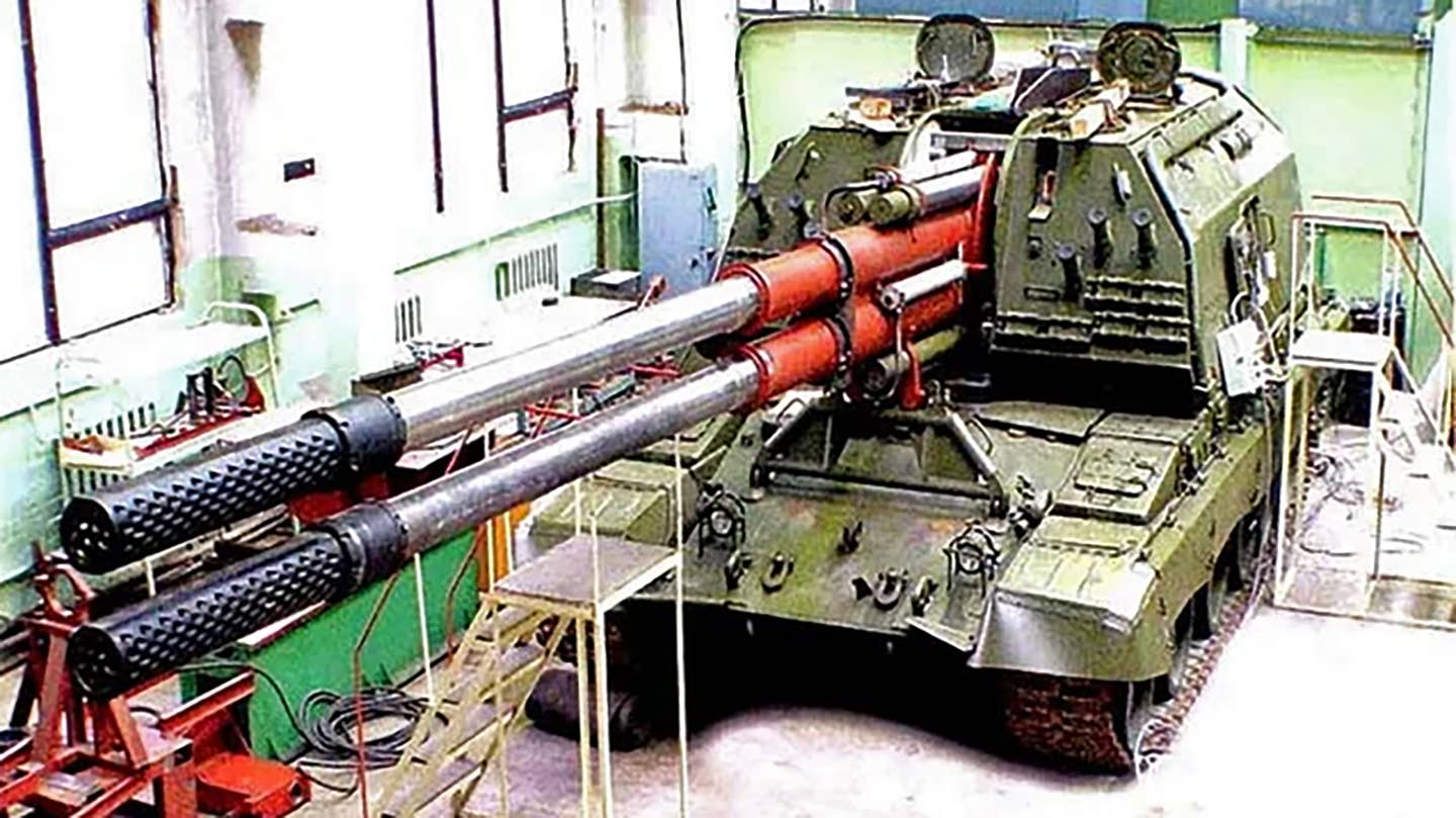 Another view of the double-barrel 2S35 Koalitsiya-SV prototype, this time without the facetted turret rear.