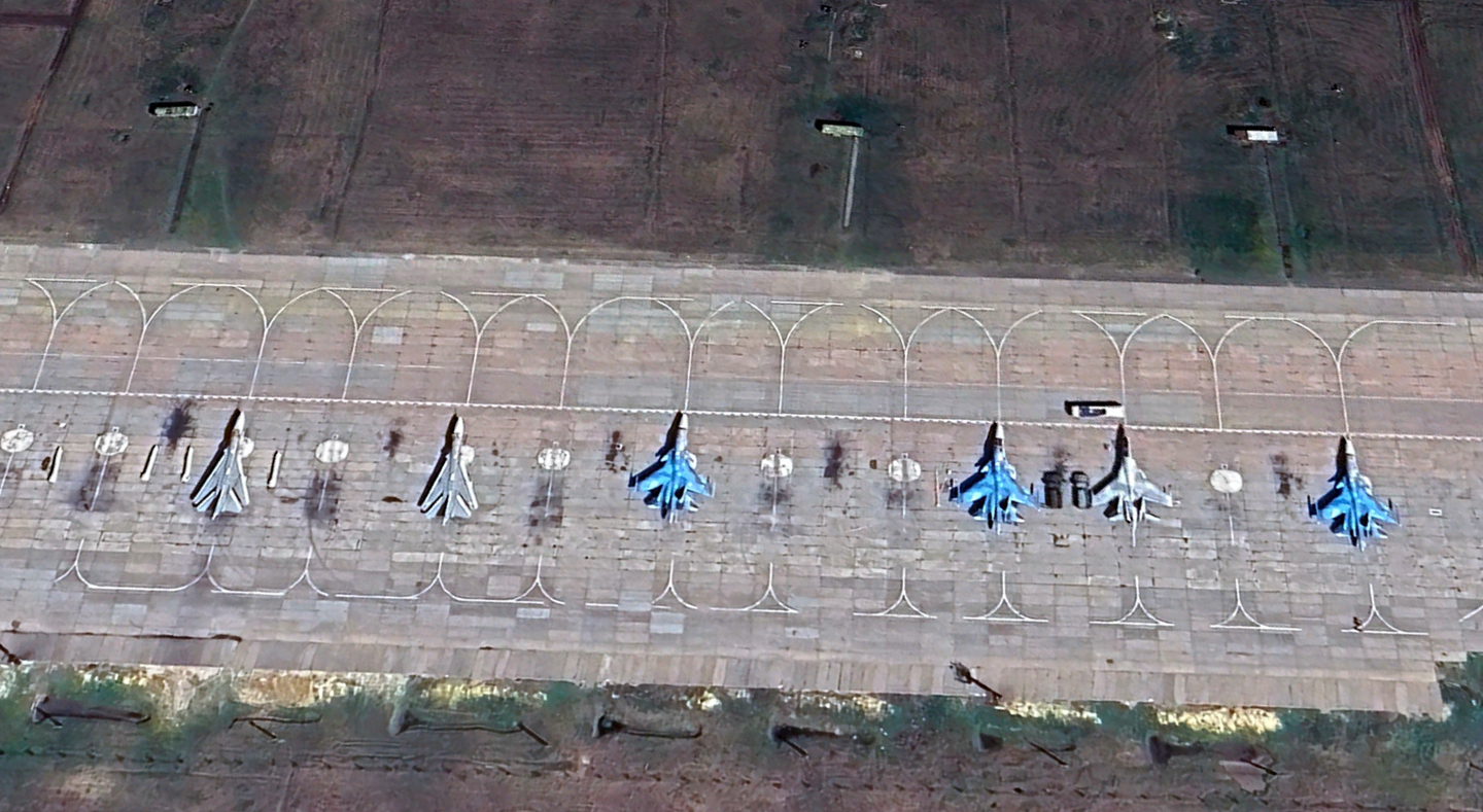 A close-up of the same image shows a pair of Su-24s, three Su-34s, and a single Su-35 on the ramp at the airbase. <em>Google Earth</em>