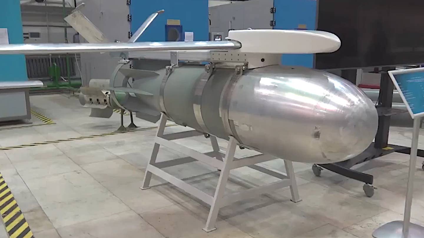 Russia has offer the best look to date a new conversion kit that transforms FAB-1500 M54s into stand-off glide bombs.