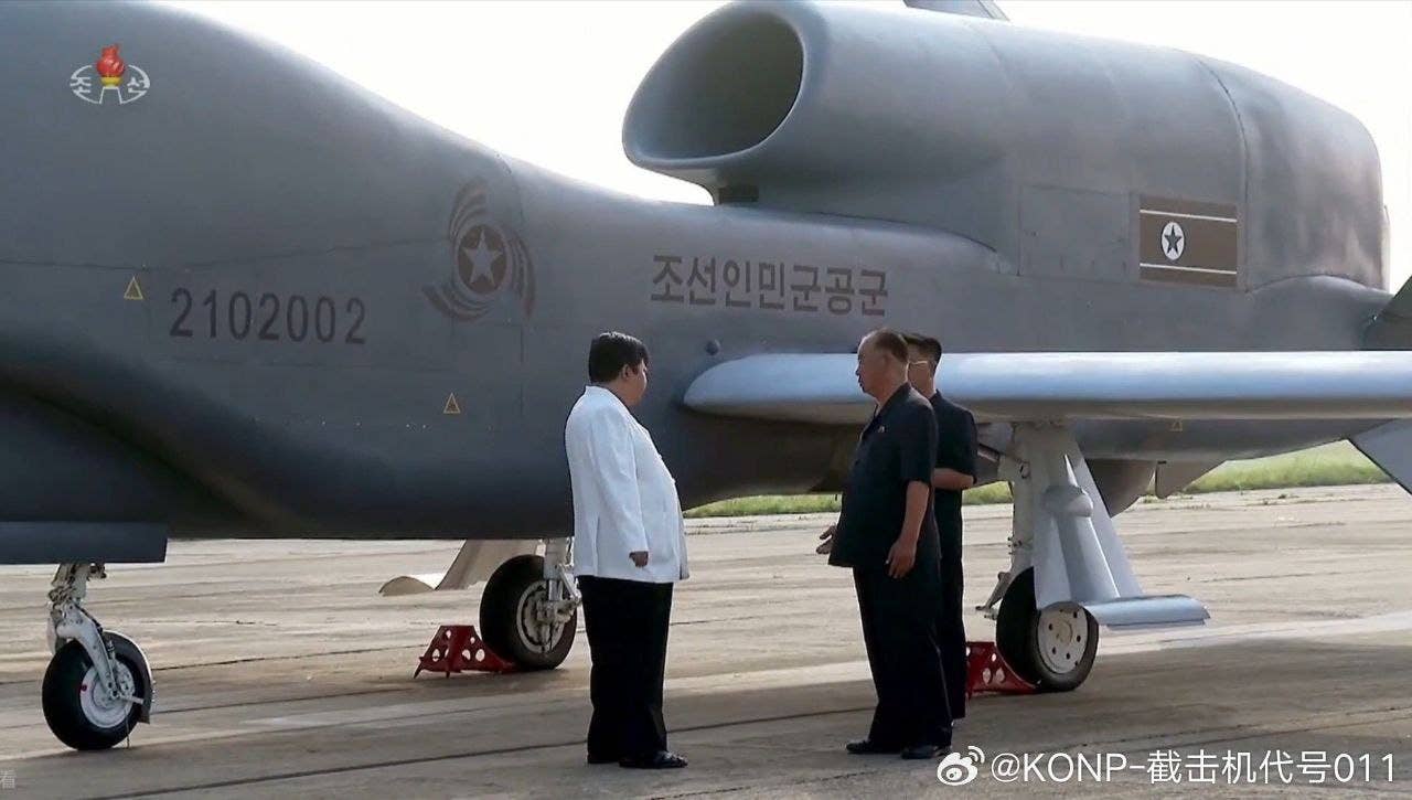 The North Korean jet-powered Saetbyol-4 drone is very similar to the U.S. RQ-4 Global Hawk. (Via Weibo)