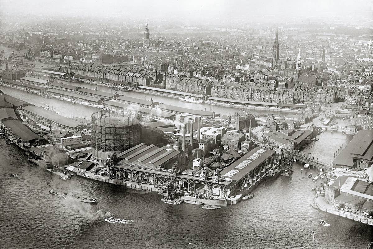 Harborside HafenCity, Hamburg, pictured in the 1950s. <em>Unknown author</em>