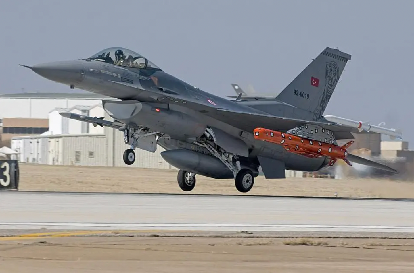 A Turkish F-16 carrying a SLAM-ER captive round during integration work. <em>Lockheed Martin</em>