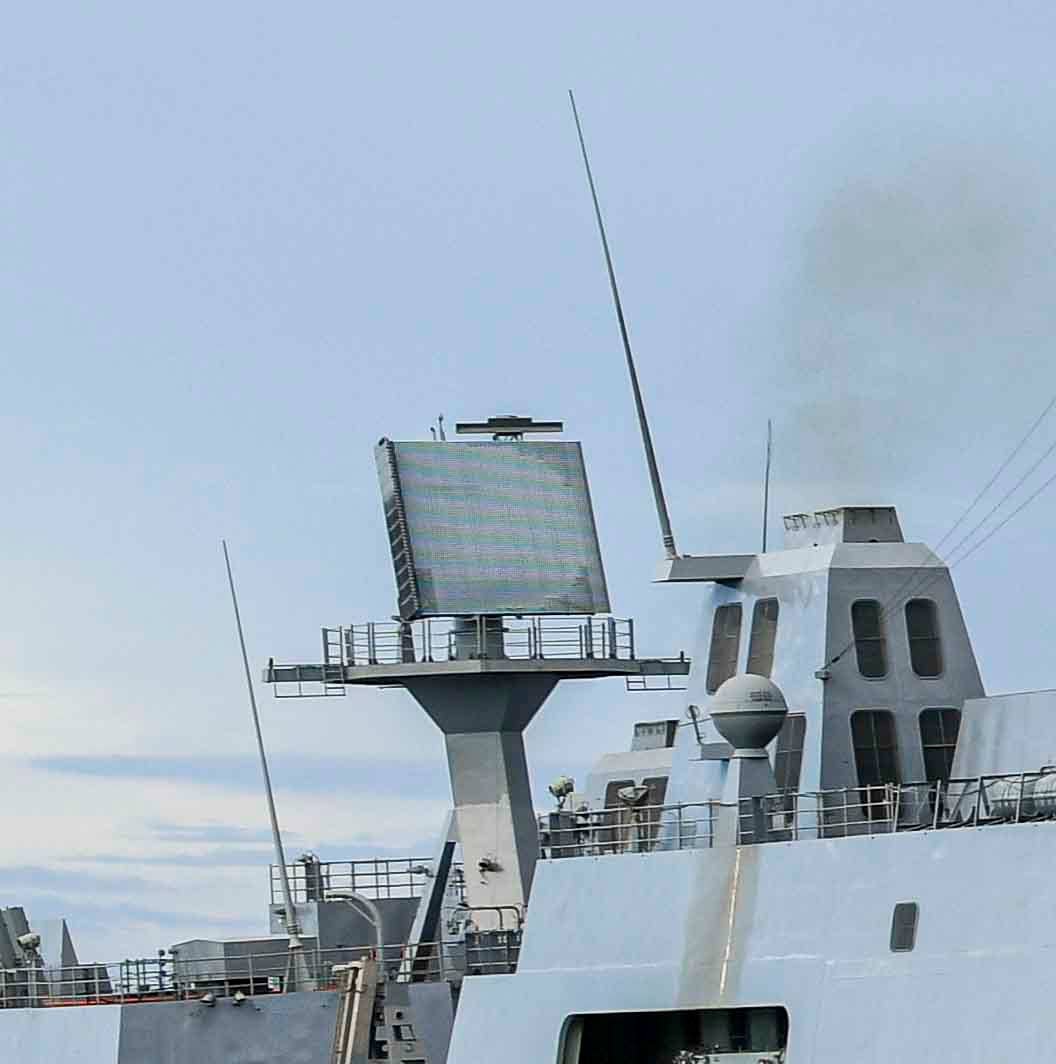 The AN/SPS-48 radar installed on the <em>San Antonio</em> class amphibious warship USS <em>Fort Lauderdale</em>. HII
