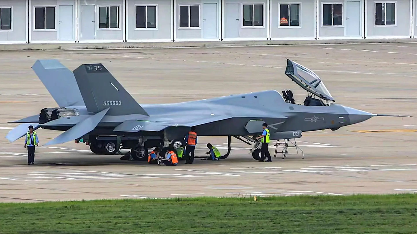 The navalized J-35 — this time not a mockup.&nbsp;<em>Chinese internet</em>