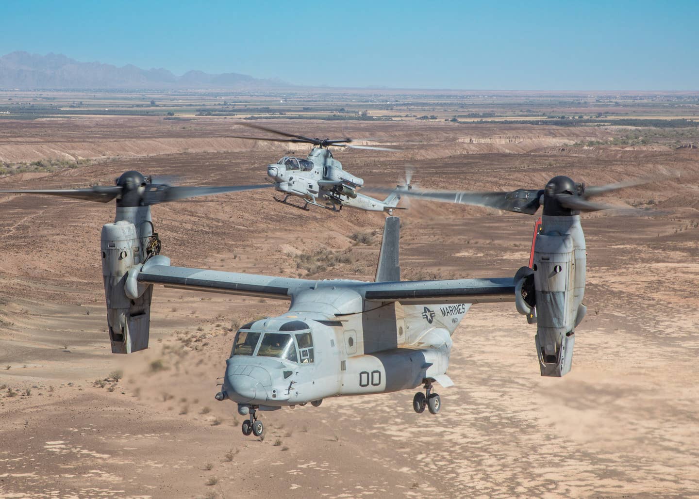 VMX-1 Osprey and Cobra fly alongside each other at slow speed. (Author's photo)