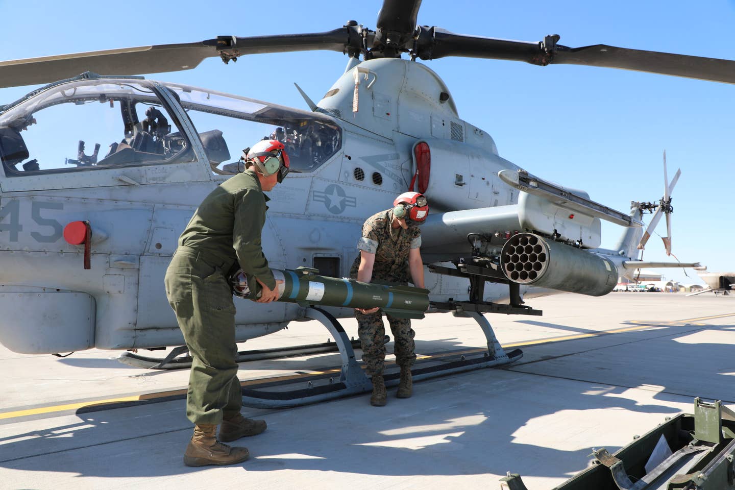 Marines arm an VMX-1 AH-1Z at MCAS Yuma. (Author's image)