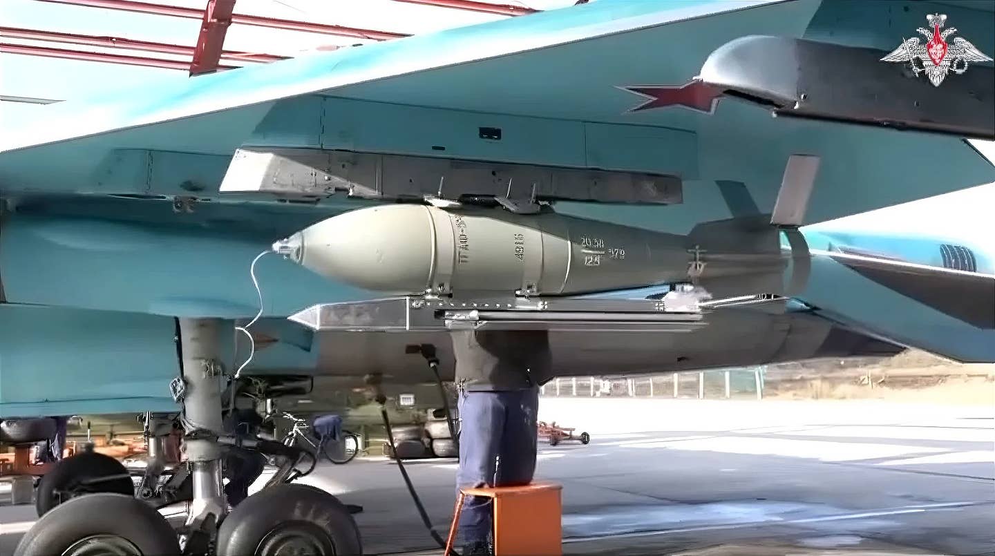 A UMPK glide bomb strapped on a Su-34. <em>Russian Ministry of Defense</em>