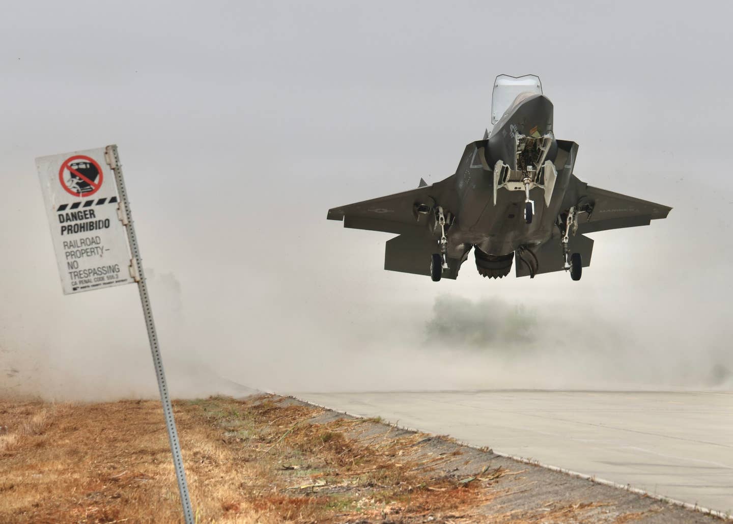 F-35B takes off from the stretch of Southern California highway. (James Deboer)