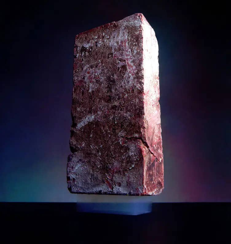 A clay brick, weighing 2.5 kilograms, sits on top of a block of aerogel weighing just 2 grams. Fogbank is understood to be an advanced material of this kind. <em>NASA</em>