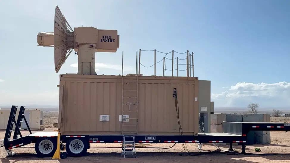 Air Force Research Laboratory's containeriserte Tactical High-Power Operational Responder (THOR) -system er et av en rekke mikrobølgerstyrte energivåpen som er kjent for å være under utvikling nå. < em > USAF < / em >