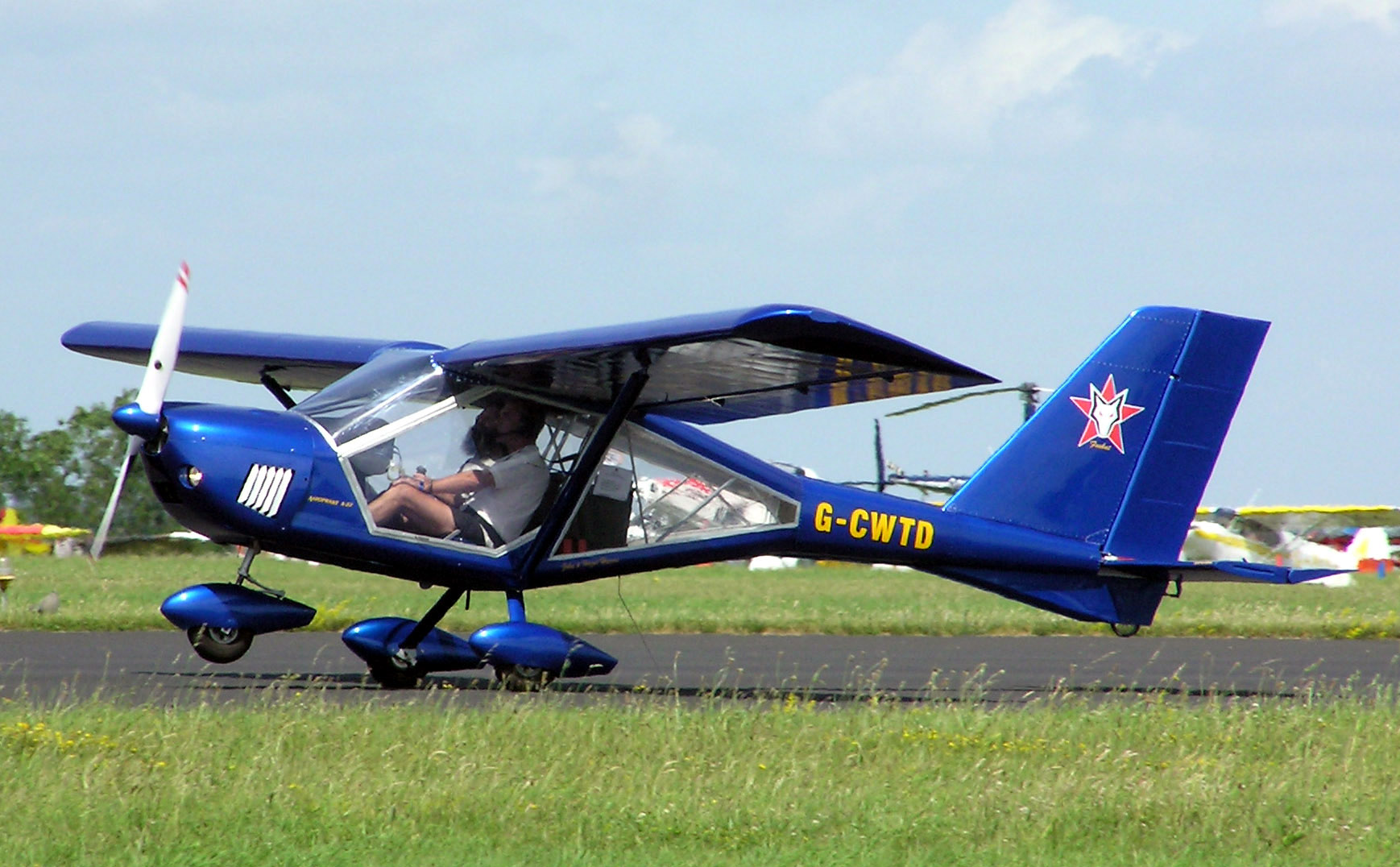 An Aeroprakt A-22 ultralight flown by a private operator in the United Kingdom. <em>Arpingstone/Wikimedia Commons</em>