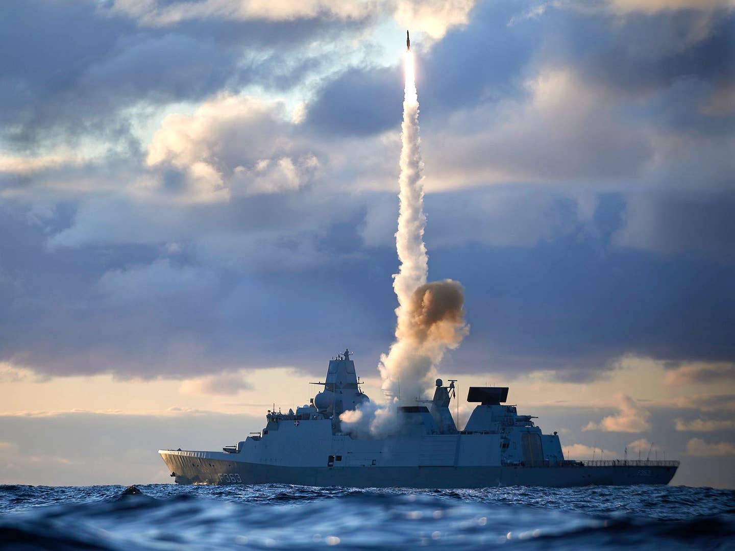 <em>Iver Huitfeldt</em>&nbsp;seen firing an SM-2 missile during a test in 2022.&nbsp;<em>Forsvaret</em>