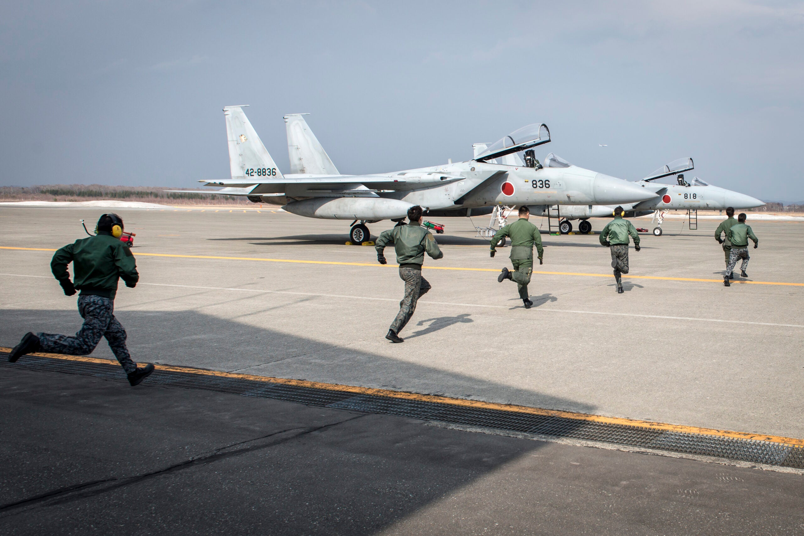 Koku-Jieitai pilots race to two Mitsubishi F-15J Eagles during a scramble demonstration as part of a 10-day U.S.-Japan Bilateral Career Training at Chitose Air Base, Japan, April 14, 2017. The scramble showcased the 2nd Air Wing’s response capability to outside threats as the installation responds to incursions into Japanese airspace every week. The F-15Js offer the Koku-Jieitai a twin-engine, all-weather air superiority fighter based on the U.S. Air Force’s McDonnell Douglas F-15 Eagle. Koku-Jieitai is the traditional term for Japan Air Self Defense Force used by the Japanese military. (U.S. Air Force photo by Tech. Sgt. Benjamin W. Stratton)