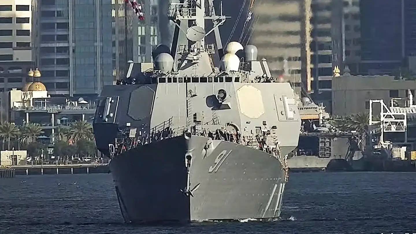 USS <em>Pinckney</em> with the new AN/SLQ-32(V)7 SEWIP Block III electronic warfare suite, as evidenced by the massive new sponsons on either side of its main superstructure.<em> @SanDiegoWebCam via @WarshipCam</em>