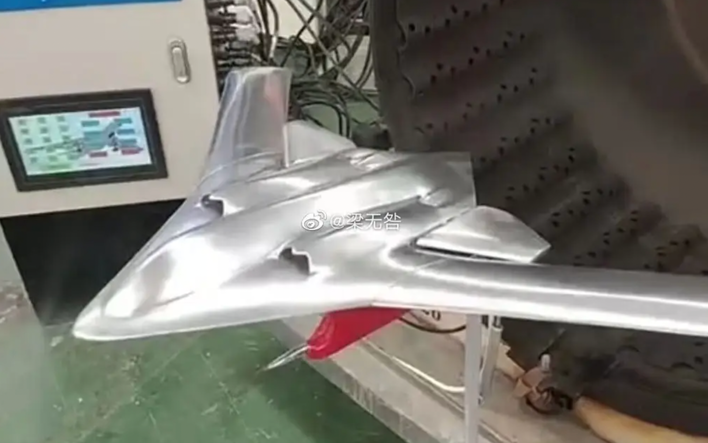 A wind tunnel model showing a new aircraft design, or at least a concept, that seems to have strong similarities to how the H-20 is&nbsp;<em>expected</em>&nbsp;to look. <em>via X</em>