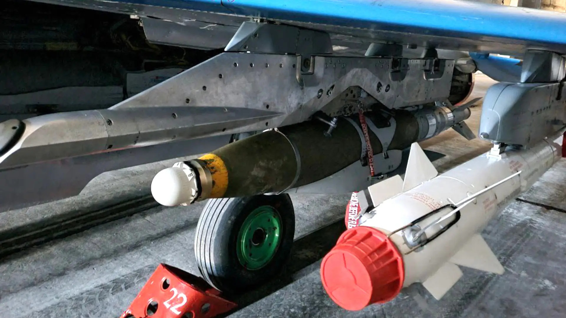 A JDAM-ER under the wing of a Ukrainian MiG-29 offering a good look at the specialized pylon used to employ these weapons from those aircraft, as well as Su-27s. <em>via X</em>