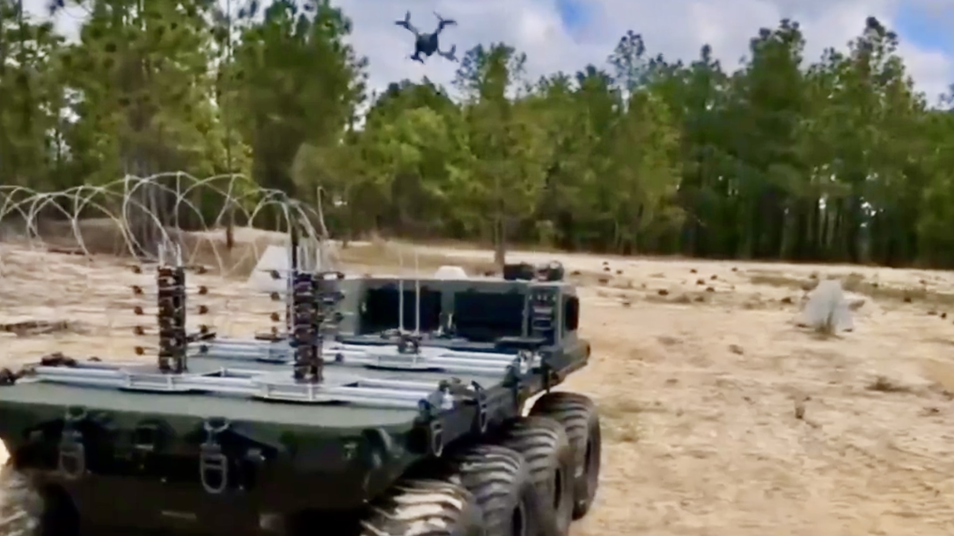 Un vehículo terrestre no tripulado que lanza un cuadricóptero.