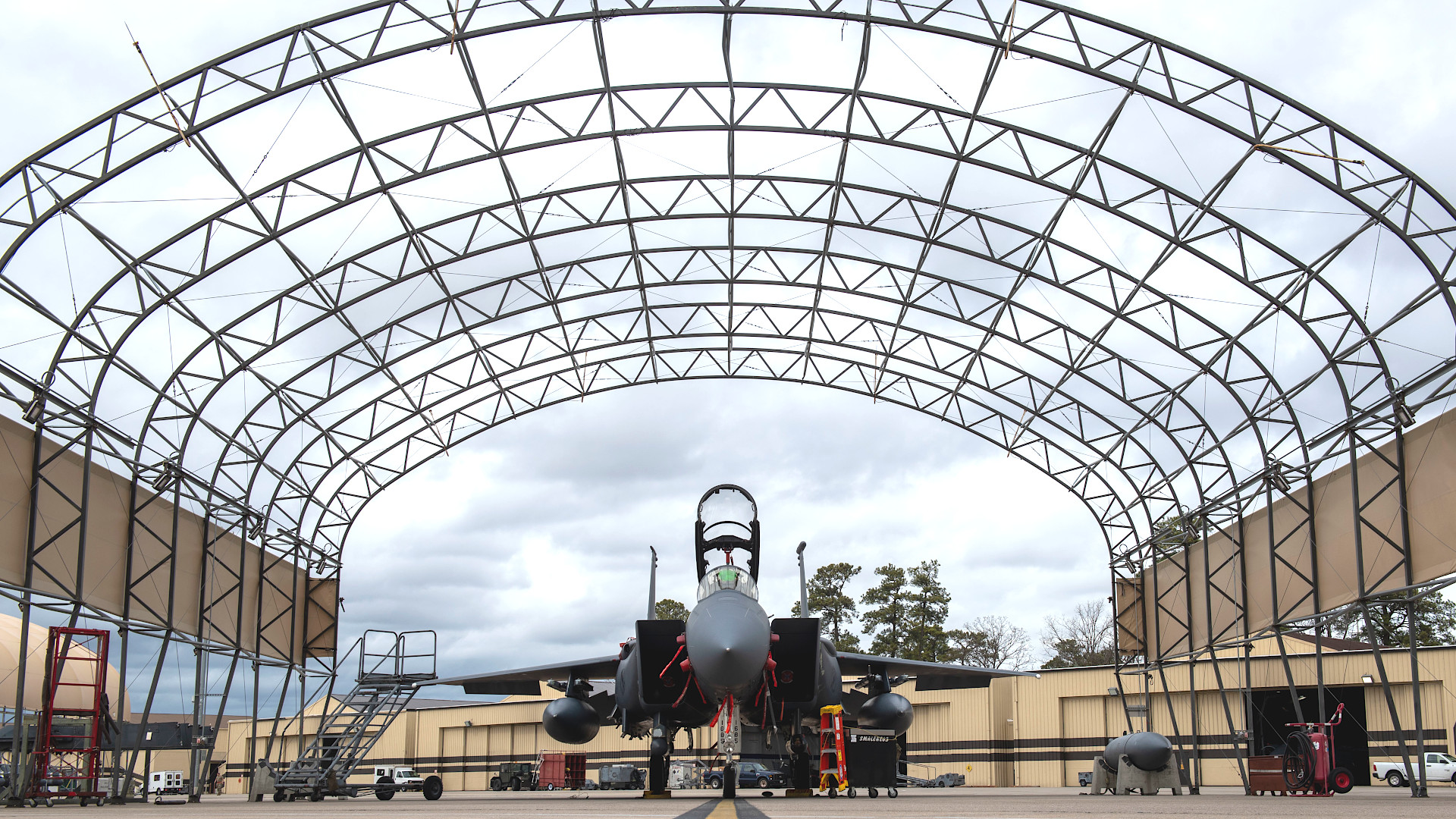 Los funcionarios de la Base de la Fuerza Aérea Seymour Johnson en Carolina del Norte están estudiando la posibilidad de erigir barreras físicas para proteger a los F-15E Strike Eagles allí de los drones.