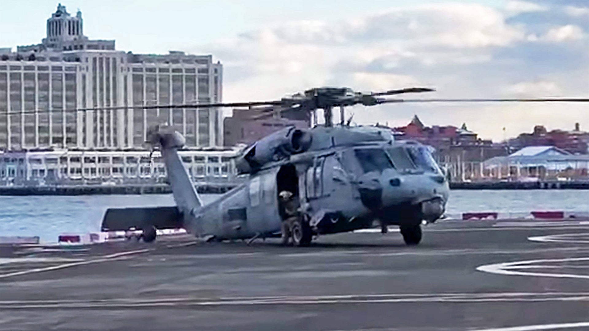 Watch This MH-60S Shear Off Its Tailwheel While Taxiing At NYC’s Wall Street Heliport